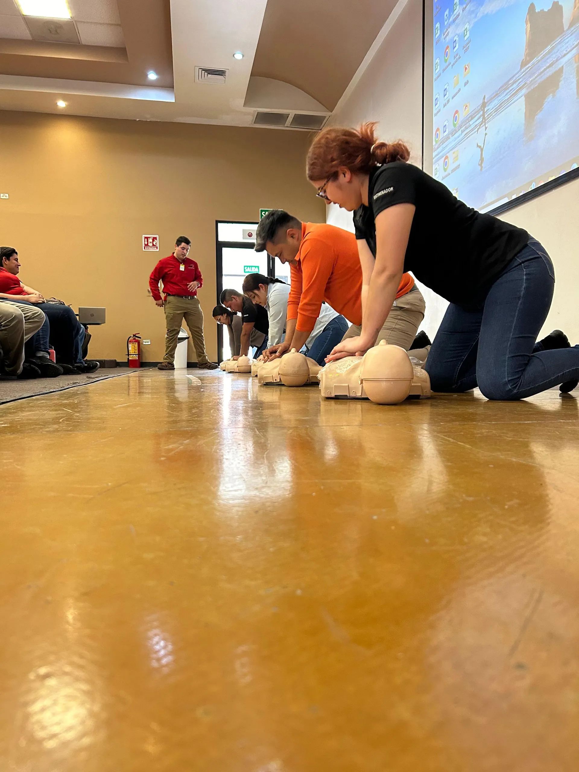 Participantes practicando RCP durante un curso gratuito de CDI