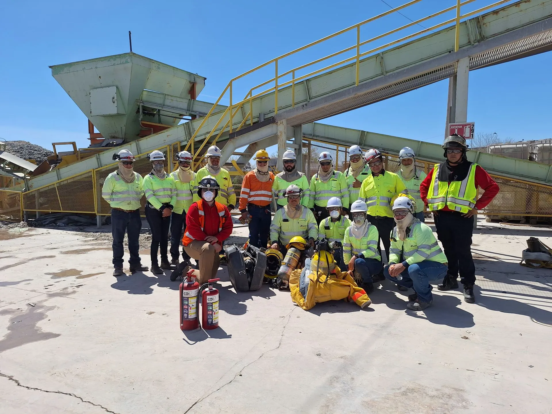 Grupo de trabajadores y capacitadores de CDI en una instalación industrial