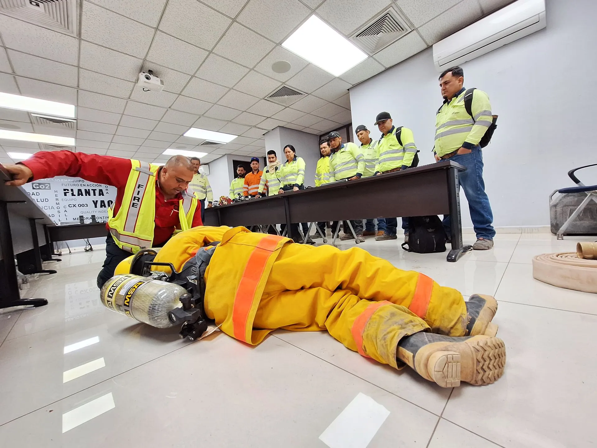 Instructor de CDI impartiendo una práctica de primeros auxilios a trabajadores